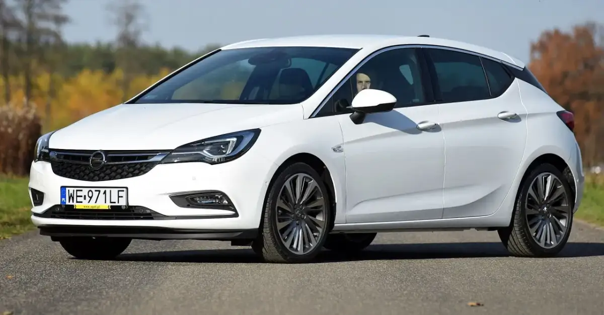 Biała Opel Astra K na drodze. Zastanawiasz się, jaki silnik wybrać do tego modelu?