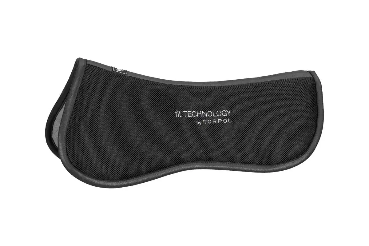 Czarna podkładka pod siodło z technologią "fit TECHNOLOGY by TORPOL", zapewniająca komfort i dopasowanie.