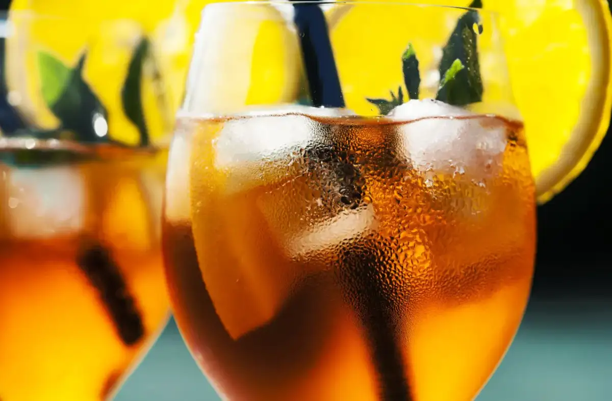 Orzeźwiający aperol bezalkoholowy z lodem, plasterkiem pomarańczy i miętą. Idealny na upalne dni.