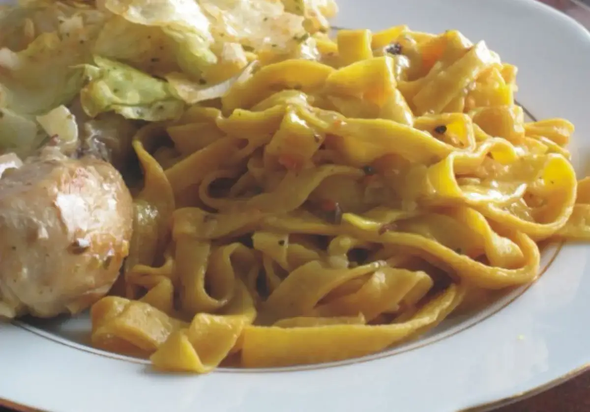 Pyszne tagliatelle z kurczakiem i warzywami na talerzu.