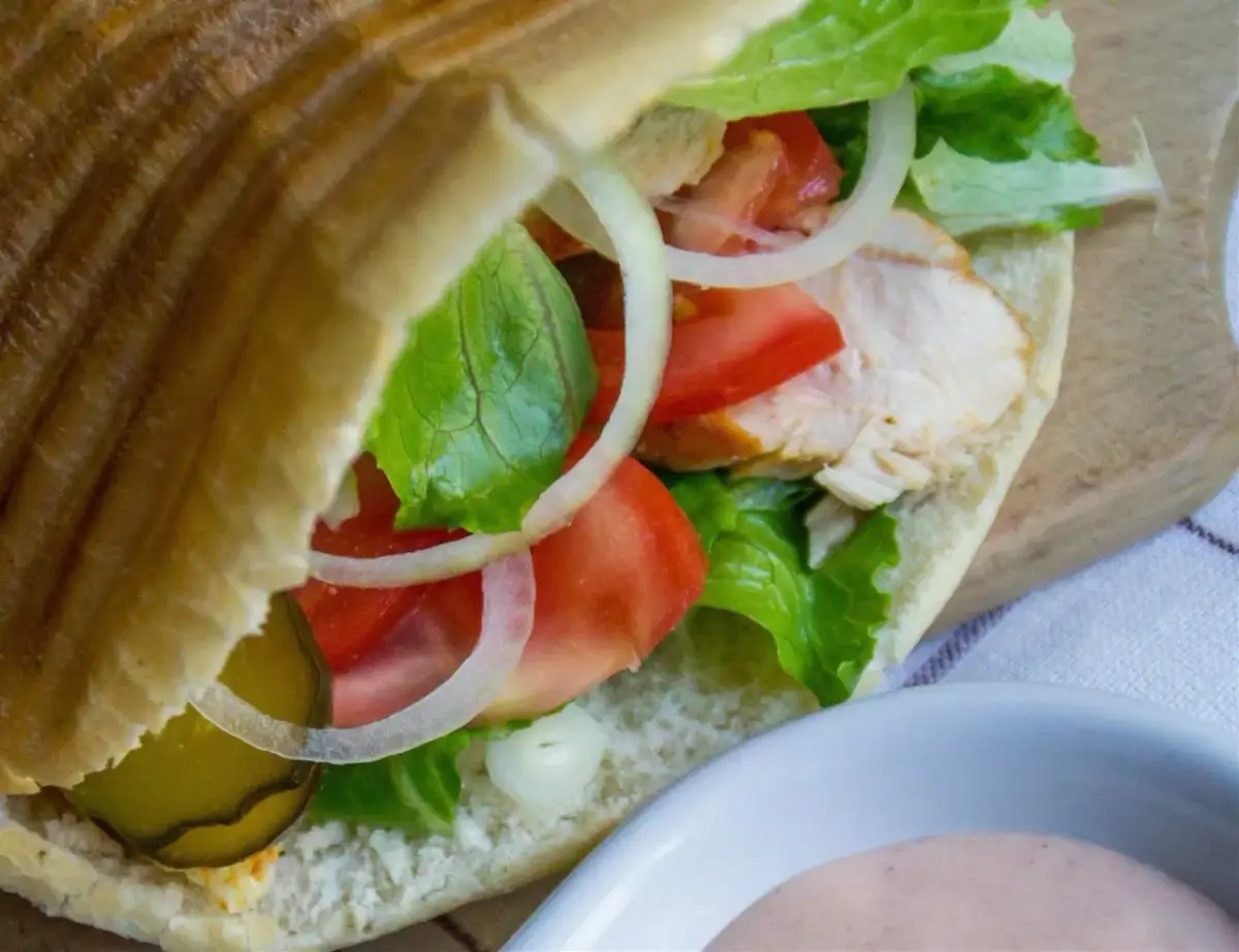 Domowy kebab z kurczakiem, warzywami i sosem.