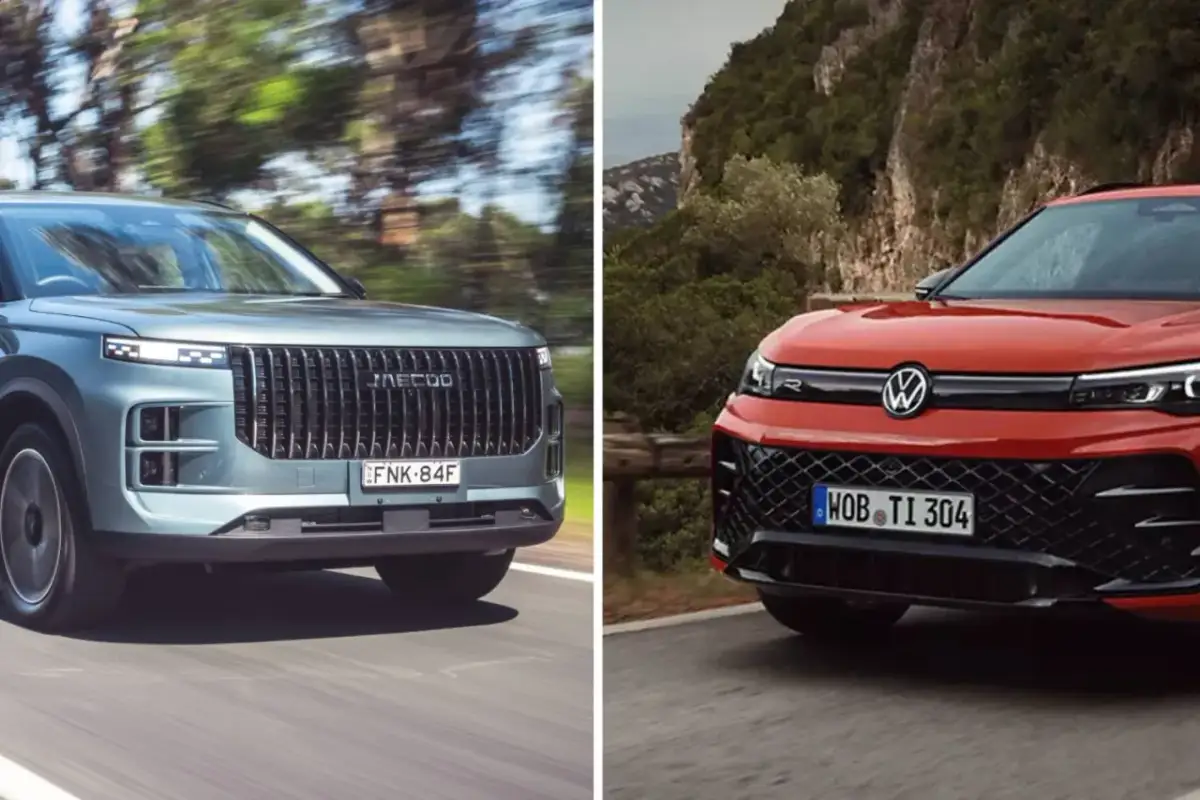Dwa SUV-y na drodze: szary z pionową atrapą i czerwony Volkswagen SUV z charakterystycznym logo.