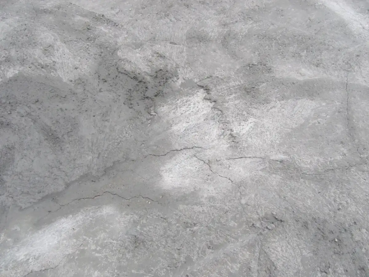 Ile schnie chudziak - Kiedy wejść na budowę i jak uniknąć pęknięć?