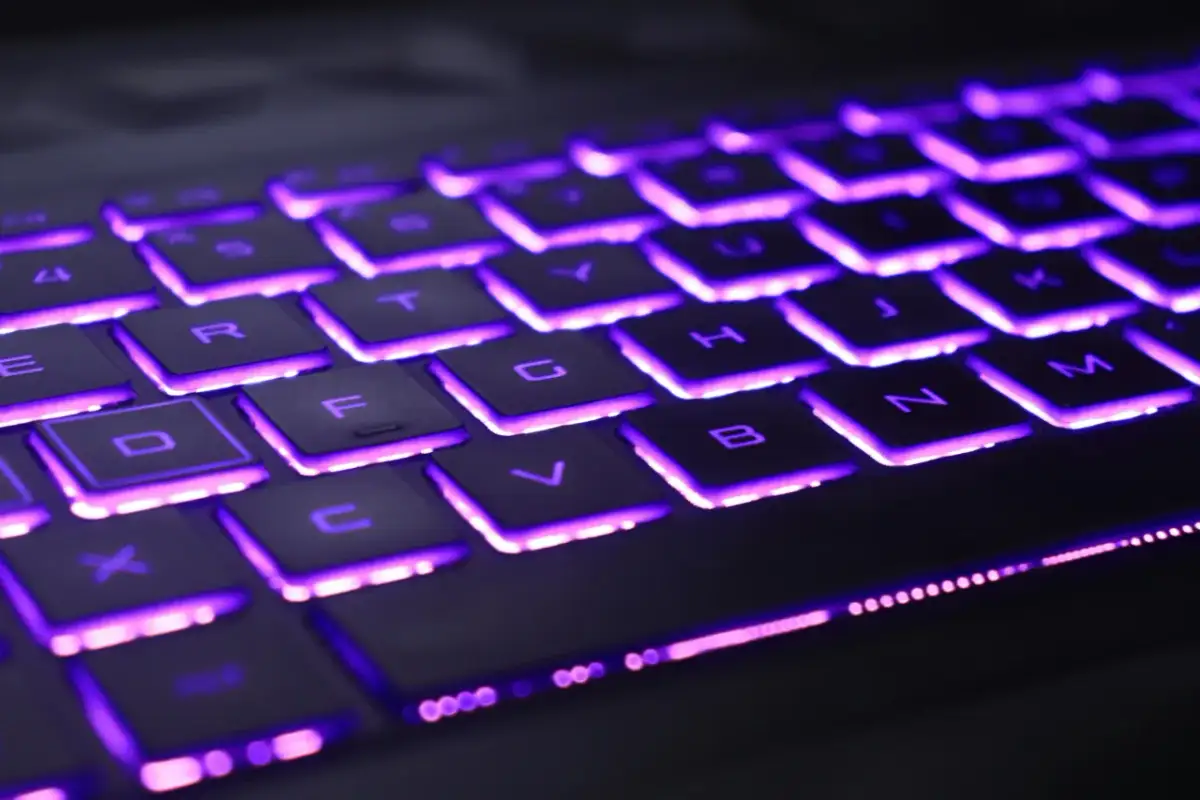 Klawiatura Lenovo z fioletowym podświetleniem. Dowiedz się, jak włączyć podświetlaną klawiaturę Lenovo, aby grać lub pracować w ciemności.