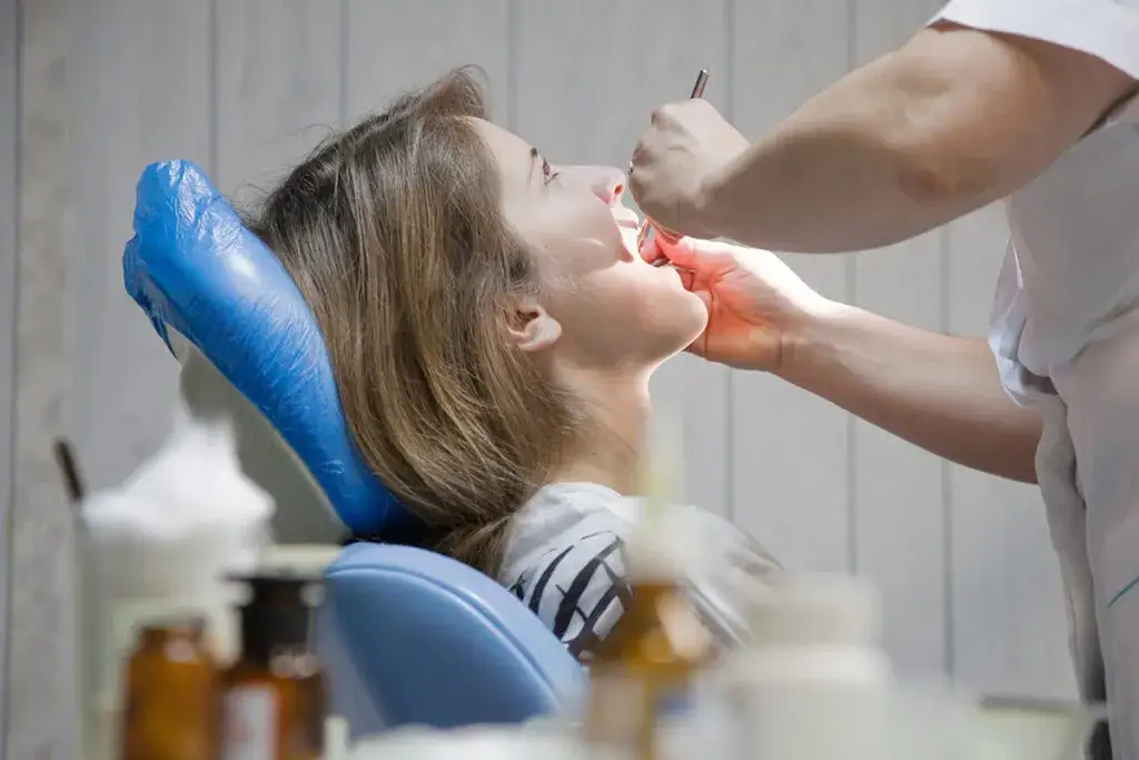 Jak dentysta wyrywa zęba? Bezbolesny zabieg rozwiej obawy