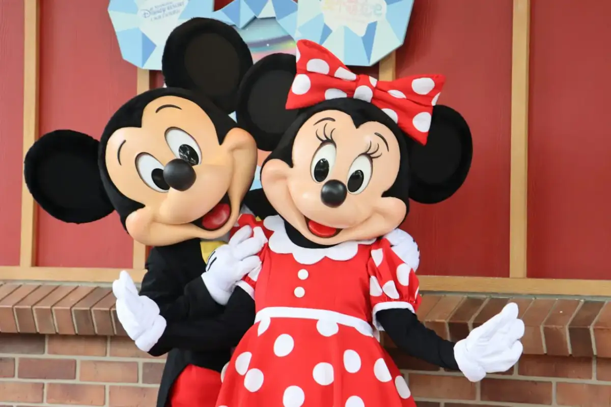 Myszka Miki i Minnie w strojach. Chcesz wiedzieć, jak zrobić strój myszki Miki dla chłopca?