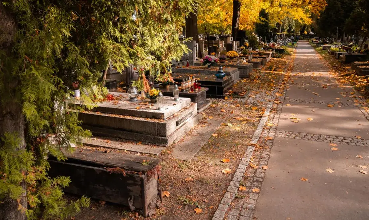 Ile kosztuje pogrzeb z kremacją? Sprawdź, jak uniknąć wysokich wydatków.