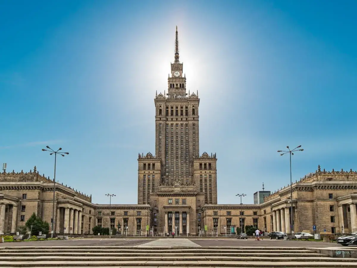 Imponujący Pałac Kultury i Nauki w Warszawie, którego wysokość dominuje nad miastem, w słoneczny dzień.