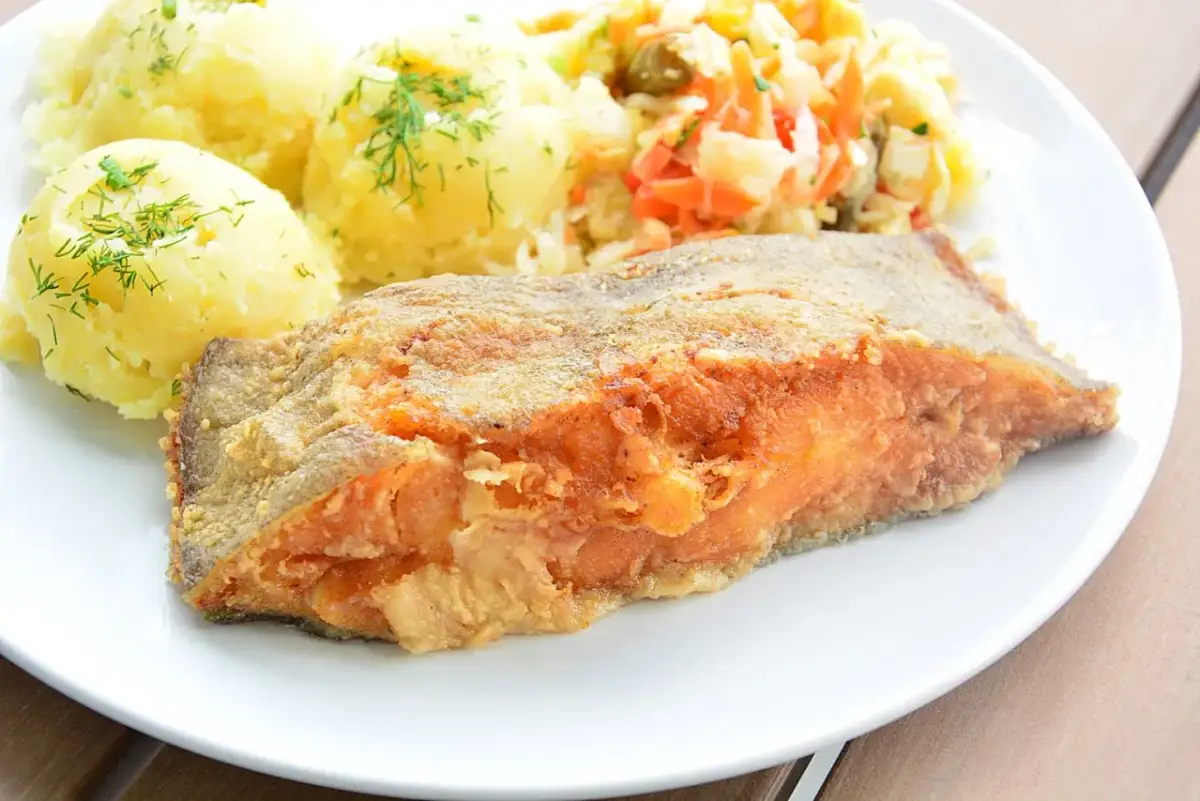 Smażony halibut ryba w panierce, podany z purée ziemniaczanym i surówką. Pyszny obiad!