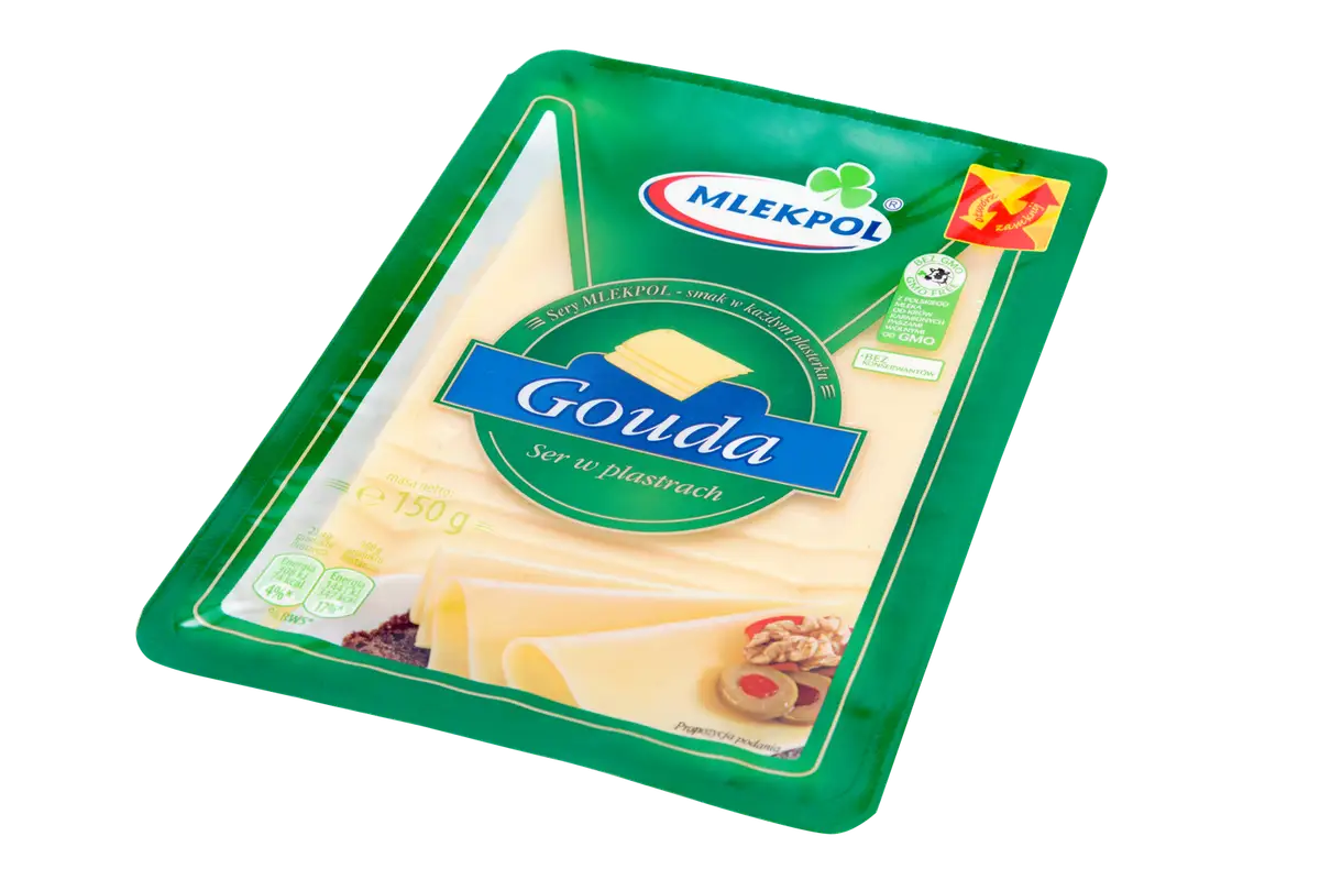 Opakowanie sera Gouda w plastrach z widocznymi plasterkami sera, orzechami i oliwkami.