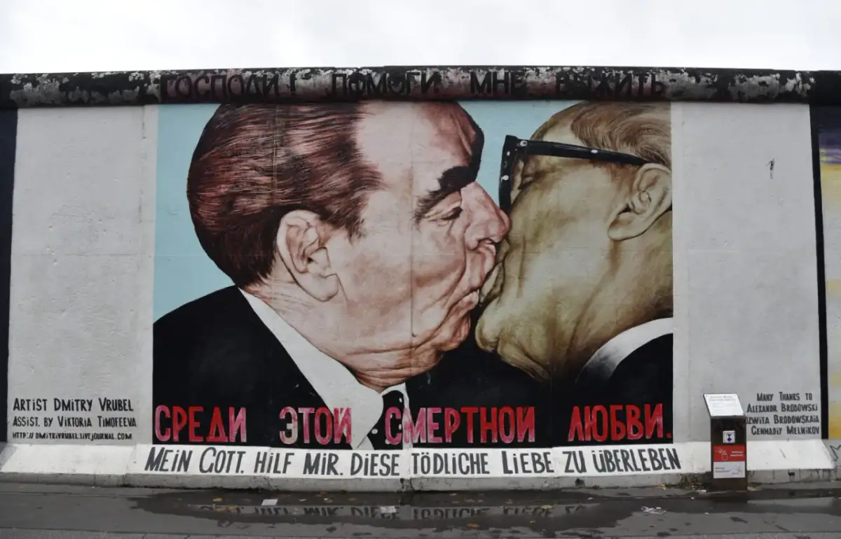 Słynny pocałunek Breżniewa i Honeckera na Murze Berlińskim, symboliczny obraz z czasów, kiedy rozebrano mur berliński.