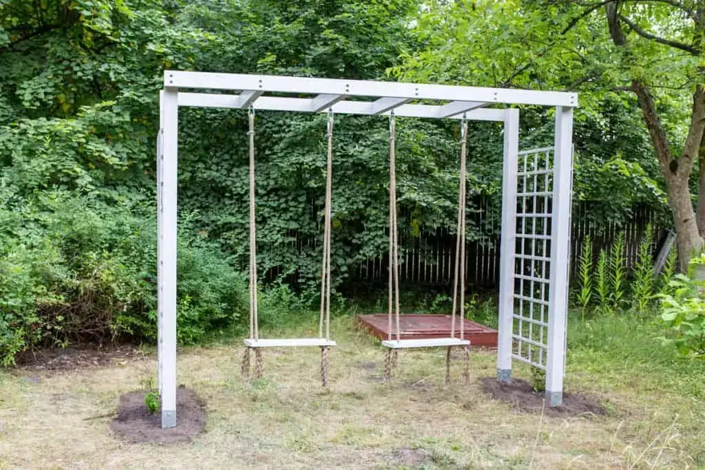 Jak zbudować huśtawkę ogrodową? Wymiary, koszty i poradnik DIY