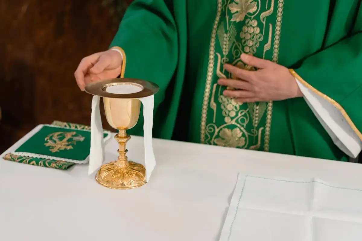 Jak zamówić mszę świętą krok po kroku – formalności, koszty i praktyczne porady
