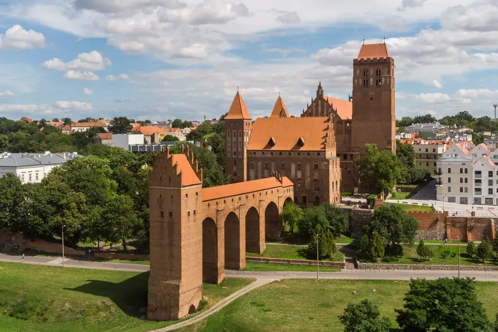 Co zwiedzić na Pomorzu? Przewodnik po atrakcjach od morza po Kaszuby