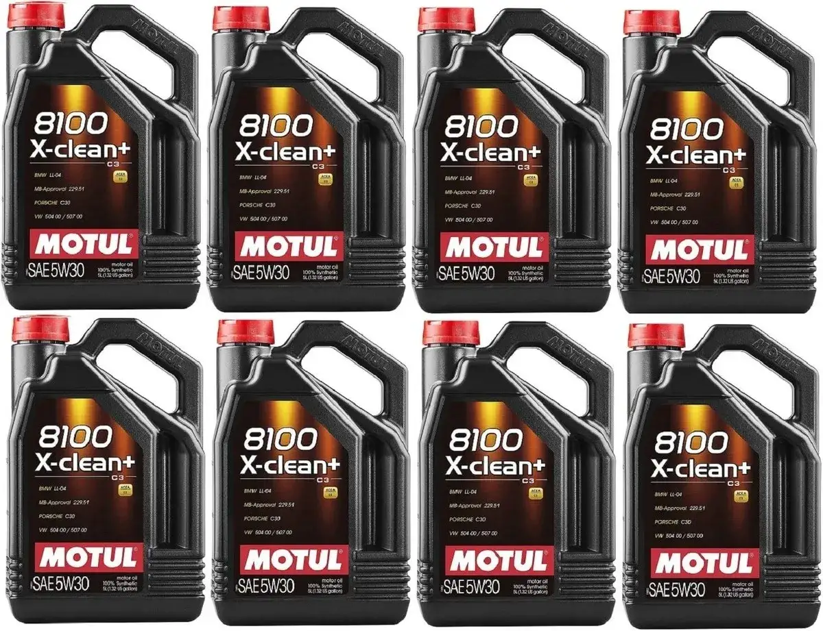 Cztery czarne kanistry oleju silnikowego Motul 8100 X-clean+ 5W30 z czerwonymi nakrętkami.