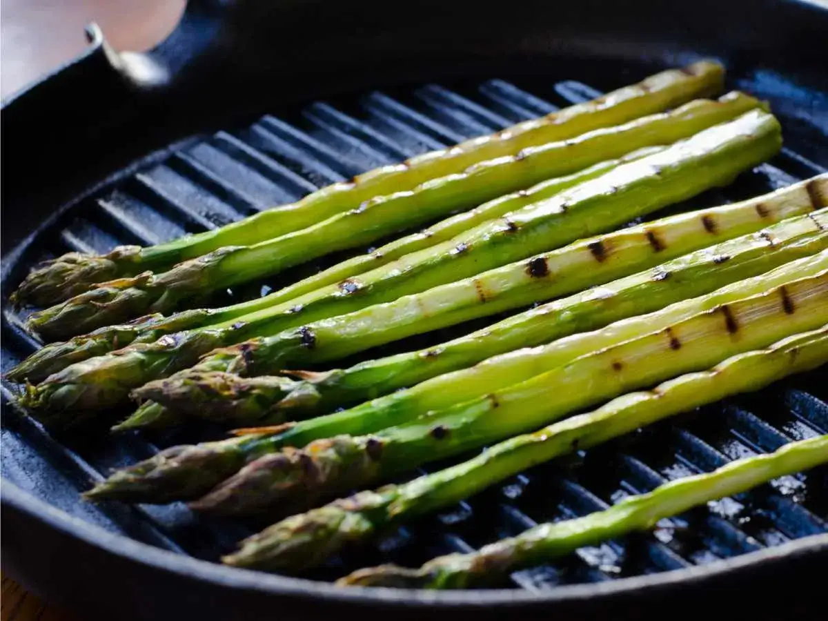 Espárragos verdes a la parrilla en sartén. Una forma deliciosa de aprender como cocinar esparragos.
