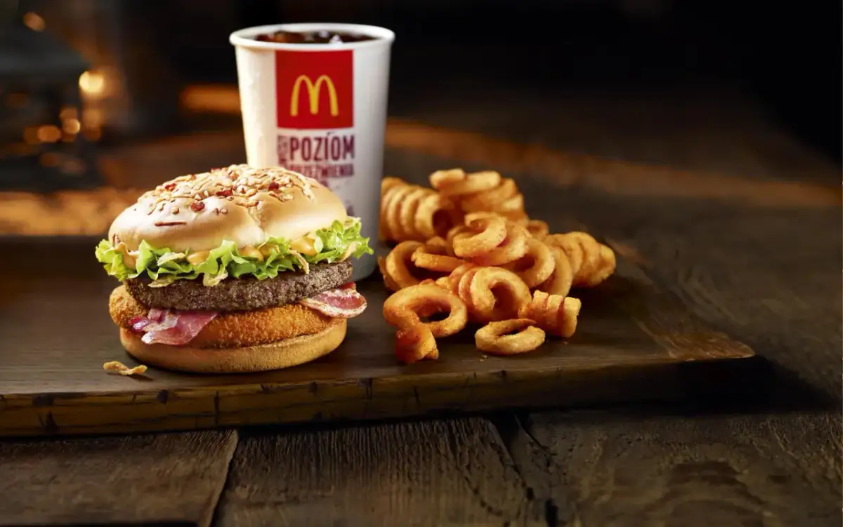Burger, napój i chrupiące, zakręcone frytki w McDonald's. Idealny zestaw na szybki posiłek.