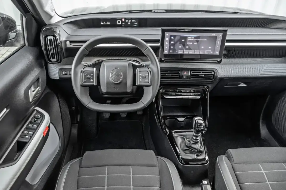 Wnętrze Citroena C3 z ekranem dotykowym i nowoczesną deską rozdzielczą. Sprawdź atrakcyjną citroen c3 cena!