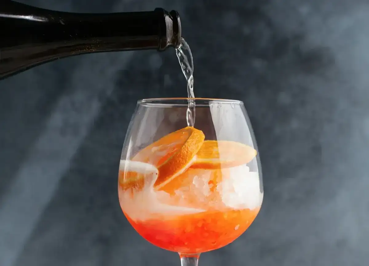 Orzeźwiający Aperol w szklance z lodem i pomarańczą. Idealny aperol przepis na lato.