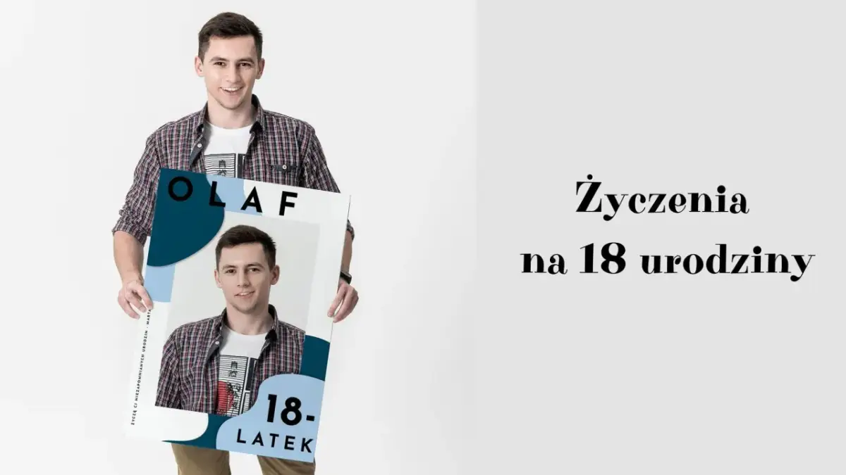 Olaf trzyma plakat z życzeniami na 18 urodziny. Uśmiechnięty chłopak prezentuje kartę z jego zdjęciem i napisem "18-latek".