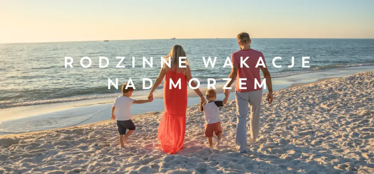 Rodzina spaceruje po plaży w Sarbinowie nad morzem. Słońce zachodzi, tworząc złote światło na piasku i wodzie.
