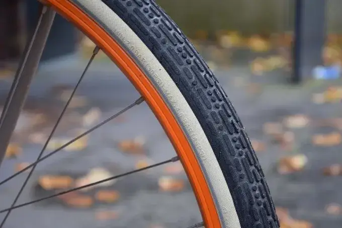Jakie opony do roweru crossowego na asfalt zapewnią najlepszą przyczepność?