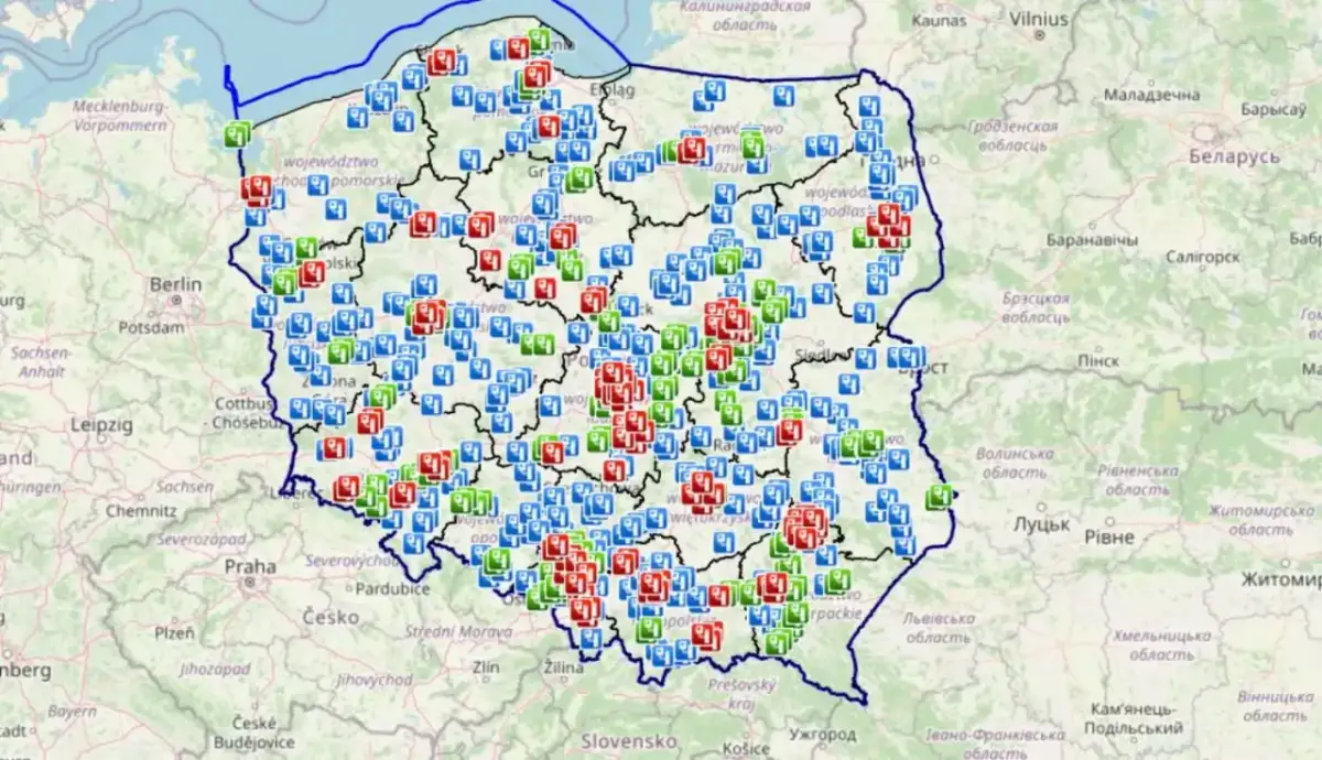 Mapa Polski z zaznaczonymi fotoradarami (niebieskie, zielone, czerwone ikony). Sprawdź, jak sprawdzić gdzie są fotoradary, planując podróż.