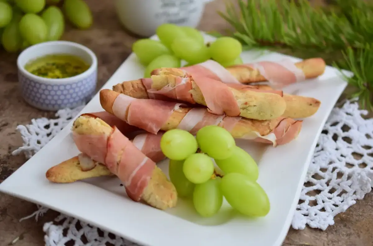 Grissini z szynką parmeńską: Prosty przepis na elegancką przekąskę