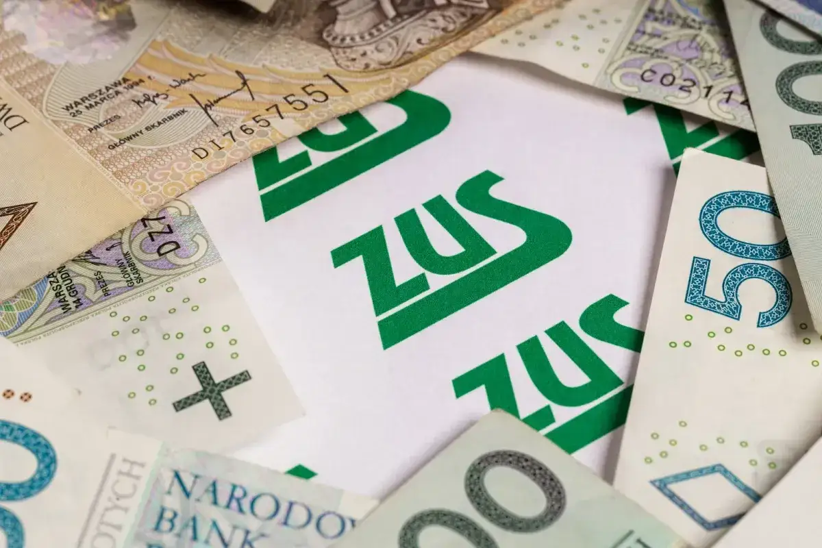 Polskie banknoty i logo ZUS. Dowiedz się, jak obliczyć rentę, przykłady i wskazówki.