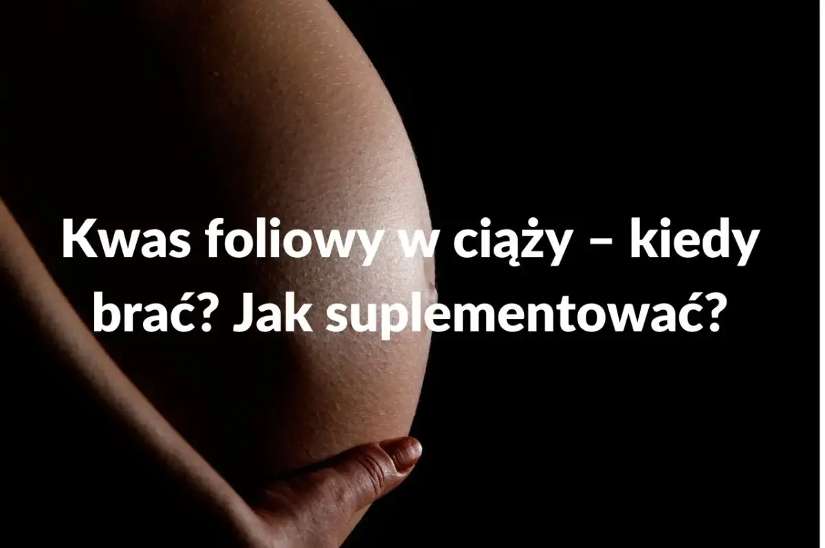 Brzuch kobiety w ciąży z napisem: Kwas foliowy w ciąży – kiedy brać? Jak suplementować?