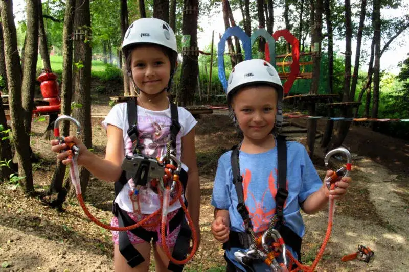 Park linowy Trąbki: rodzinna przygoda blisko Krakowa? Sprawdź!