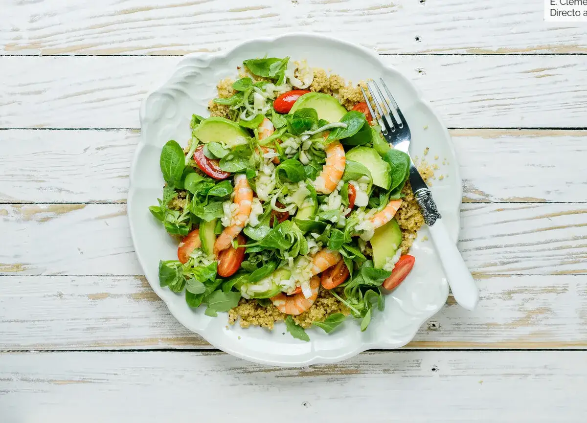 Ensalada fresca con quinoa, gambas, aguacate y tomates. Una deliciosa receta con quinoa, perfecta para una comida ligera y nutritiva.