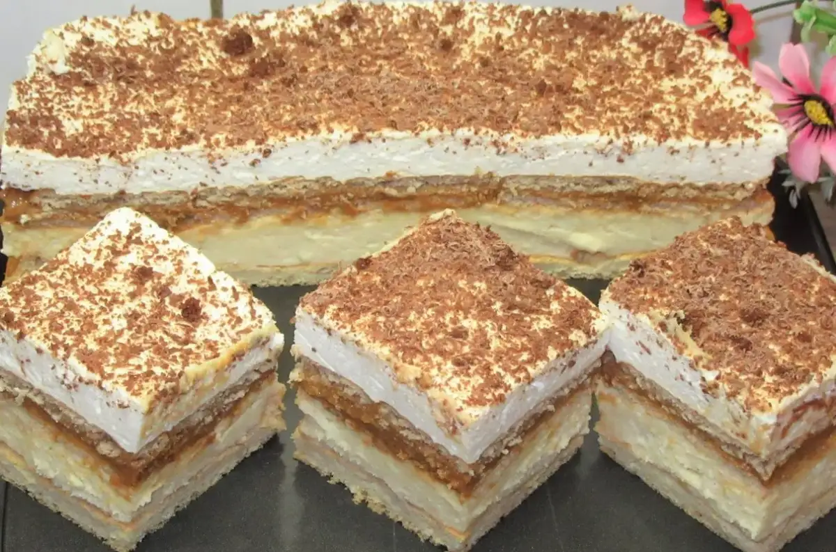 Pyszne ciasto 3 bit prosty przepis. Warstwy kremu, karmelu i biszkoptów, posypane wiórkami czekolady.