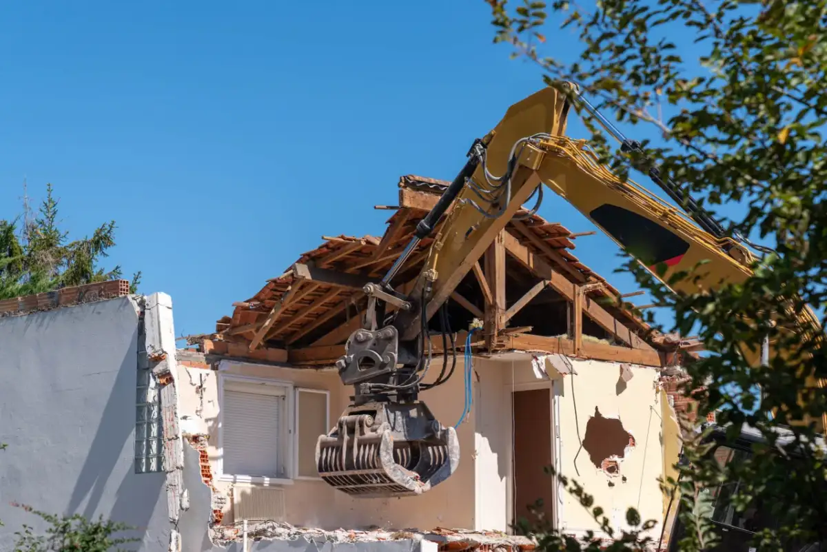 Gdzie zgłosić rozbiórkę budynku gospodarczego i uniknąć problemów?