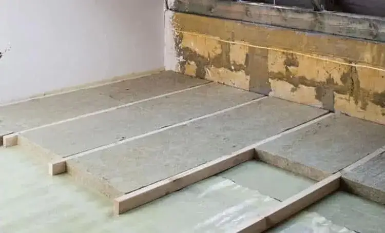 Ocieplenie stropu: Najtańsze materiały i DIY. Obniż rachunki!