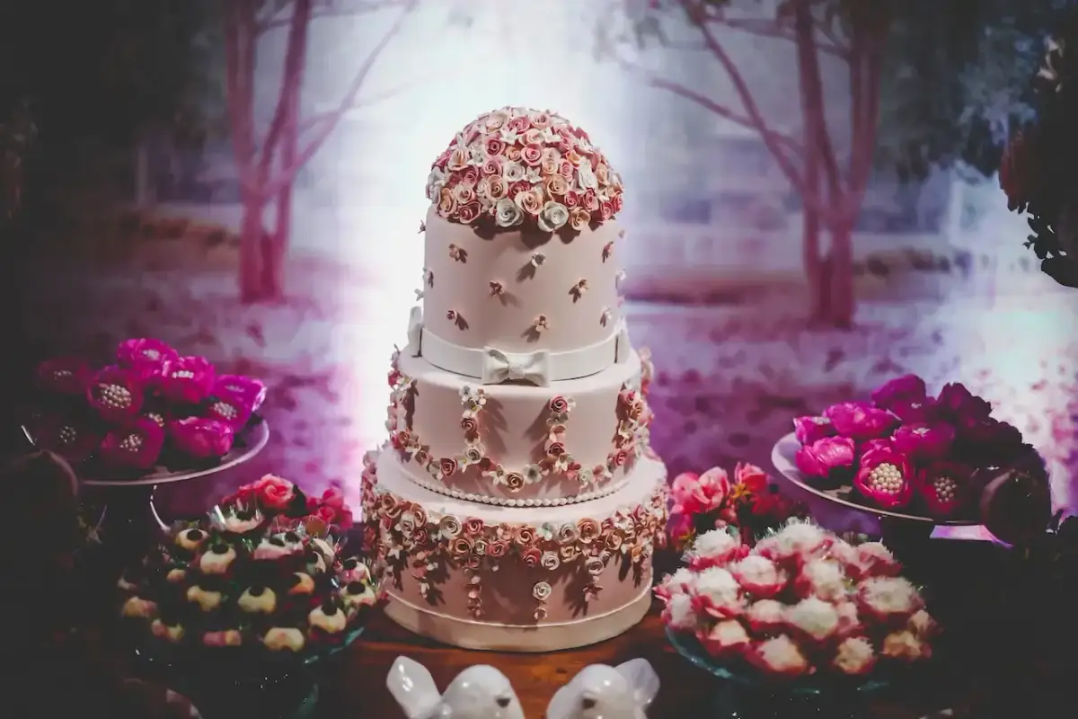 Elegancki tort weselny z różami z masy cukrowej. Dowiedz się, jak przechowywać figurki z masy cukrowej, by zachowały świeżość.