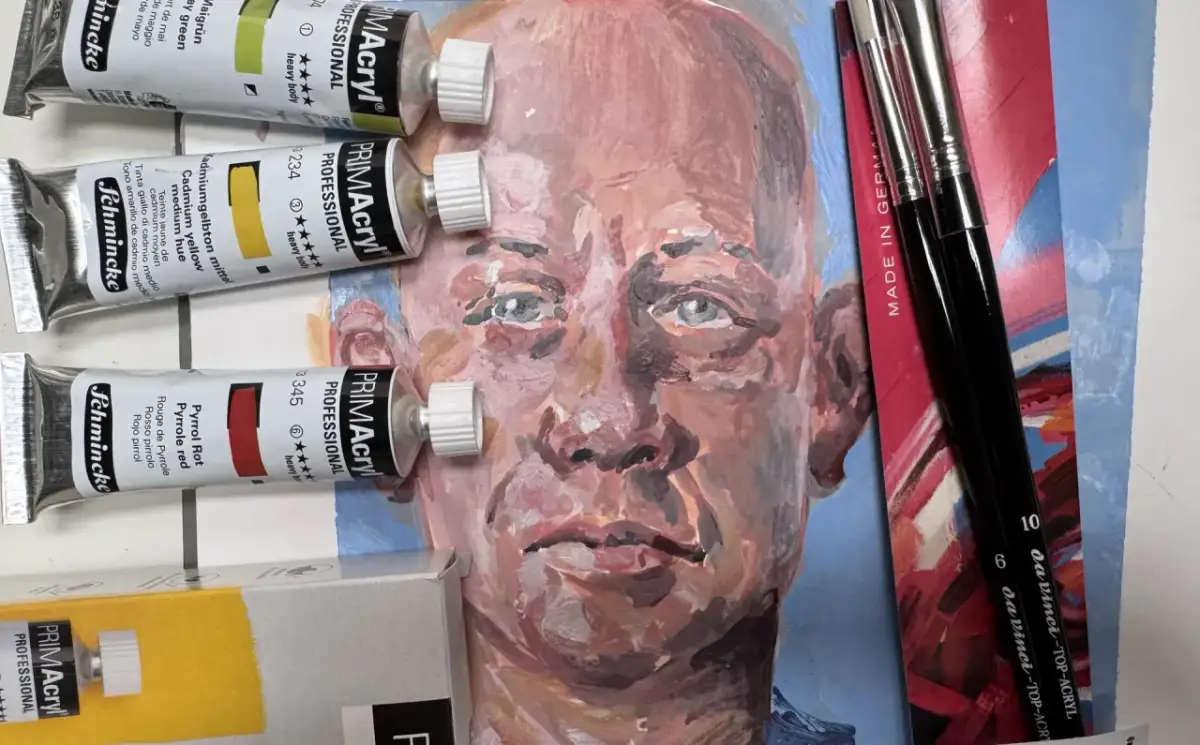 Acrylbilder-Set mit Farben, Pinseln und einem unfertigen Porträt.