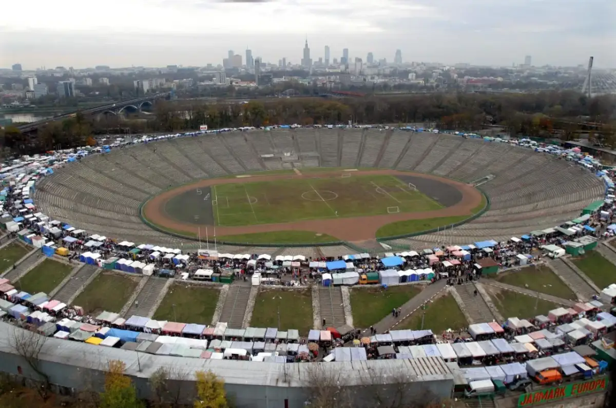 Stadion Dziesięciolecia tętni życiem jako wielki jarmark. Wokół boiska rozstawiono liczne stragany, tworząc barwny korowód.