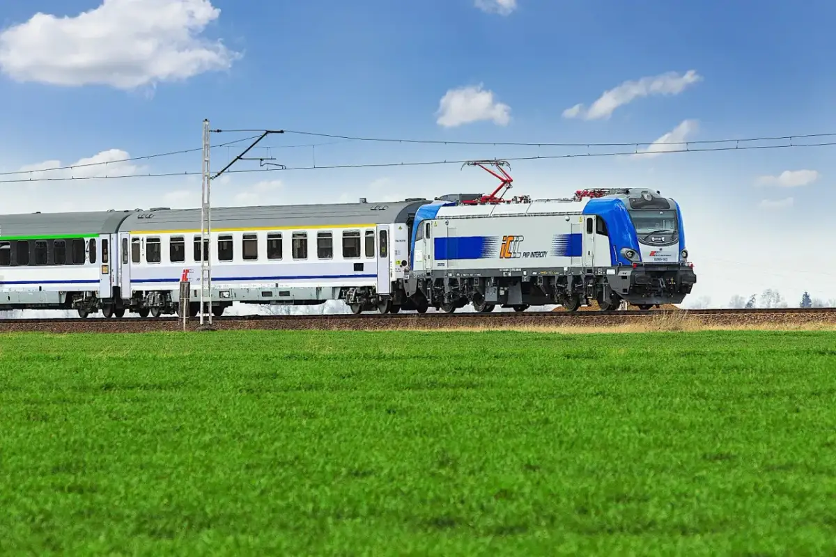 Czy TLK to InterCity? Poznaj kluczowe różnice i komfort podróży