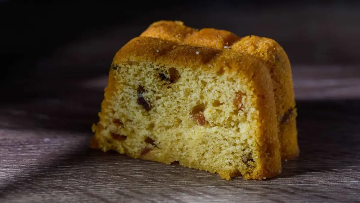 Rebanada de pan dulce con pasas, perfecta para acompañar tu café. ¡Una receta fácil y deliciosa!