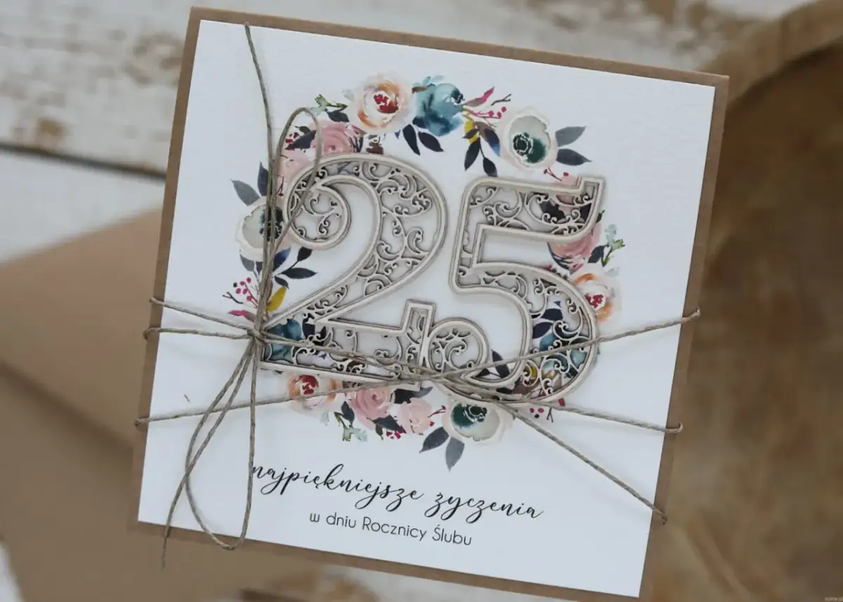 Elegancka kartka z napisem "najpiękniejsze życzenia w dniu Rocznicy Ślubu" i ozdobnym numerem 25, otoczonym kwiatami.