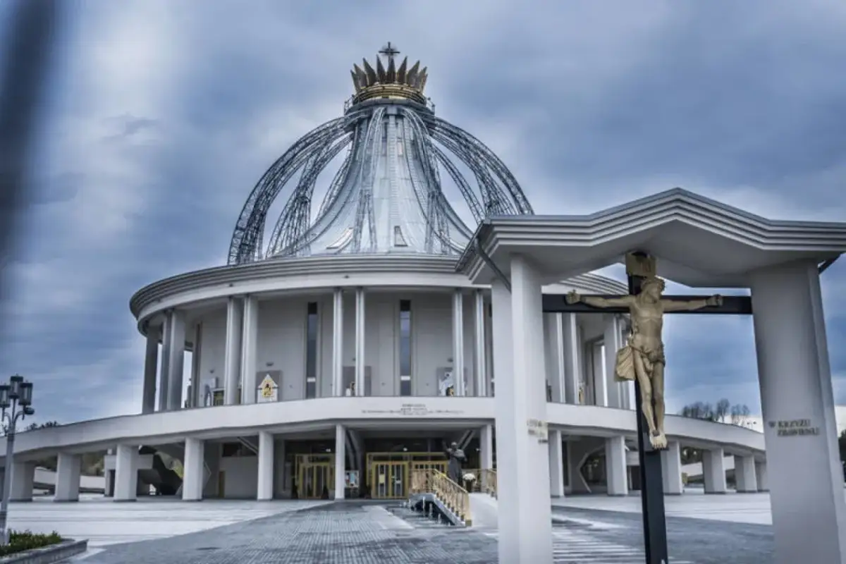 Sanktuarium ojca Rydzyka: historia, znaczenie i kontrowersje w Toruniu