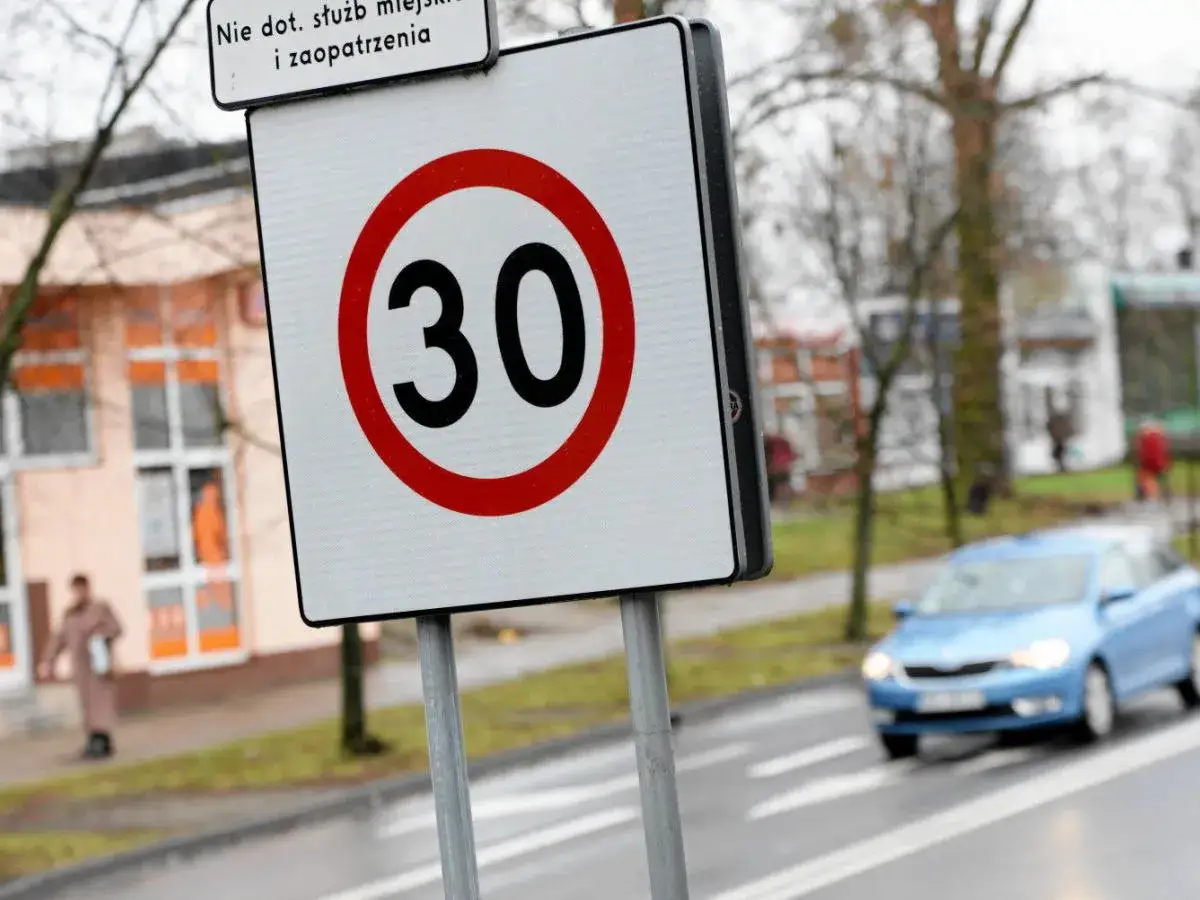 Znak ograniczenia prędkości do 30 km/h. Czy skrzyżowanie odwołuje ograniczenie prędkości? Nie widać tego na znaku.