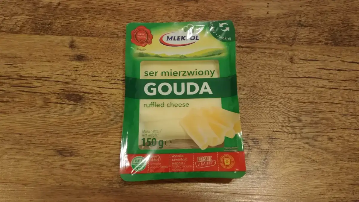 Opakowanie sera Gouda z widocznymi plasterkami sera i informacją o wadze 150g.
