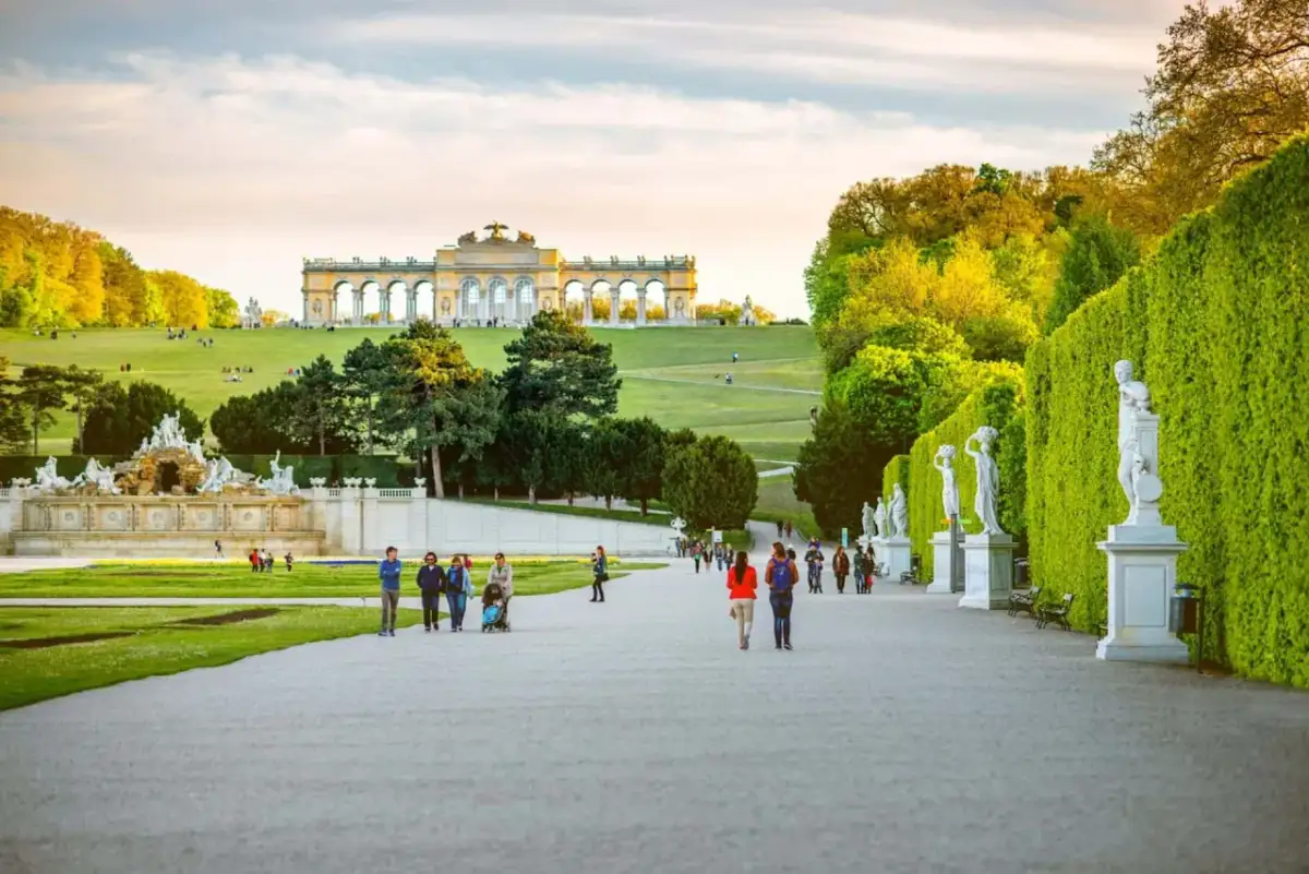 Spacerem po ogrodach pałacu Schönbrunn, gdzie można podziwiać fontanny i rzeźby. Bilety do pałacu Schönbrunn warto kupić wcześniej.