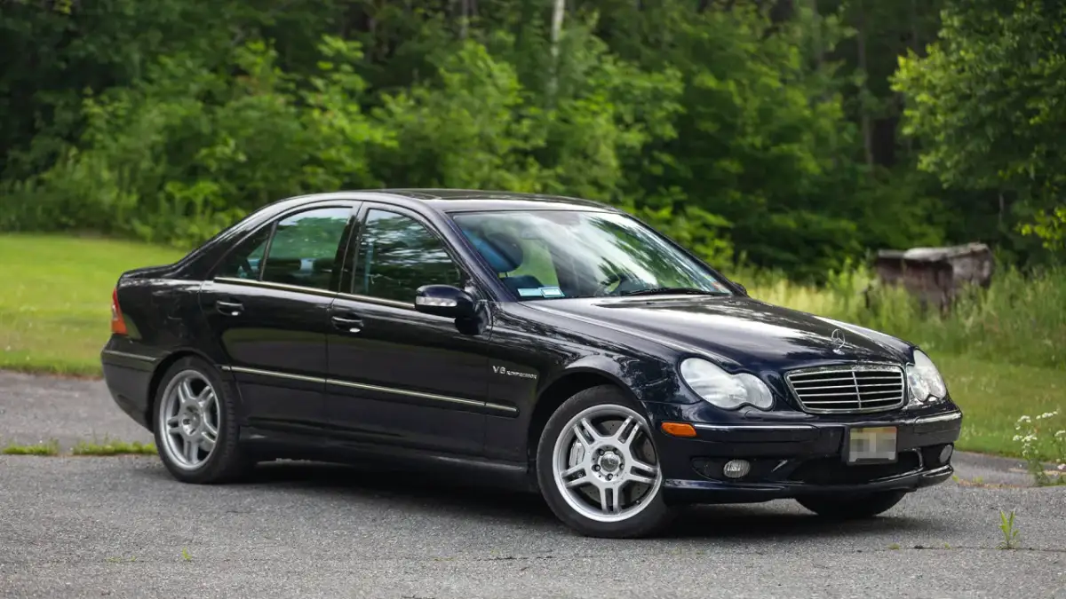 Mercedes-Benz C32 AMG – dlaczego warto rozważyć ten sportowy sedan?