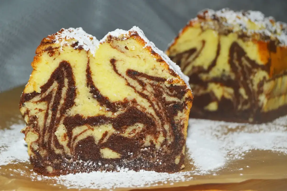 Wilgotna babka marmurkowa na oleju, z pięknymi wzorami czekolady i wanilii, posypana cukrem pudrem.