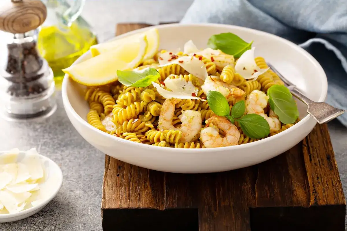 Makaron z ciecierzycy z krewetkami, cytryną i parmezanem.