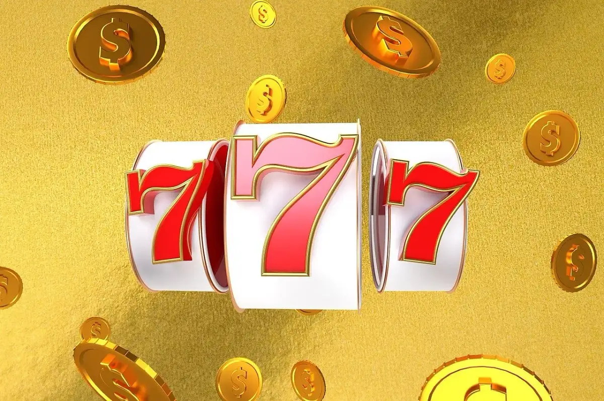 Trzy siódemki na automacie do gier, otoczone spadającymi złotymi monetami. To symbol wygranej, często kojarzony z loterią promocyjną.