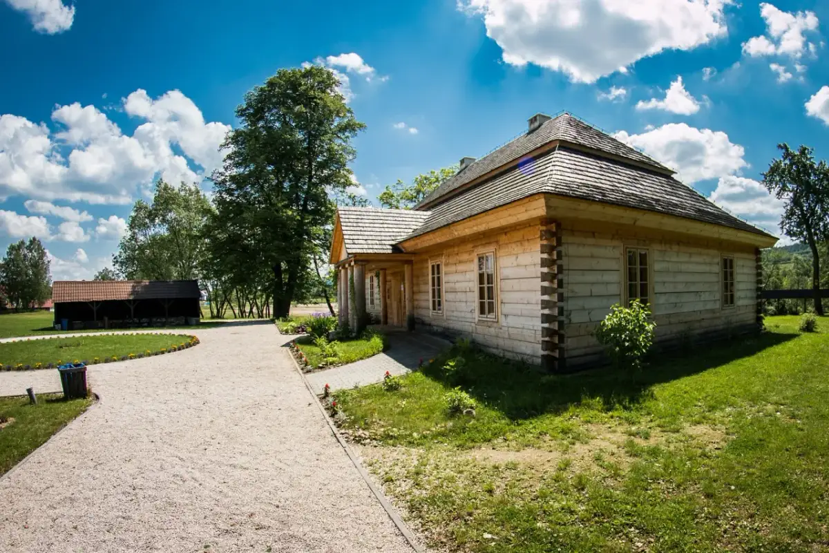 Ile kosztuje przeniesienie domu z bali? Sprawdź ukryte wydatki
